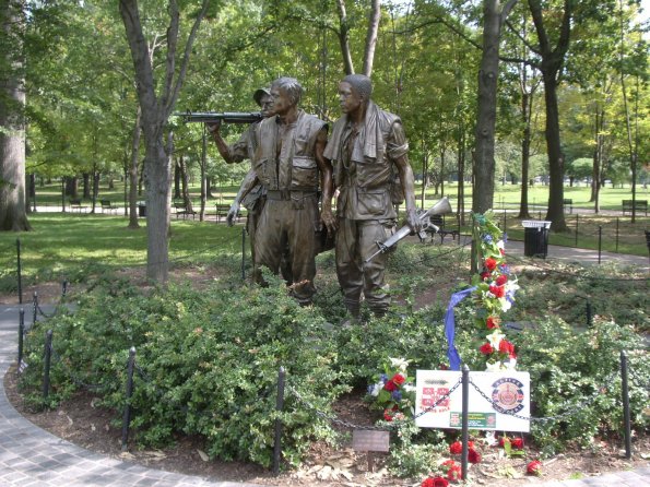 029 Vietnam War Memorial Washington.jpg